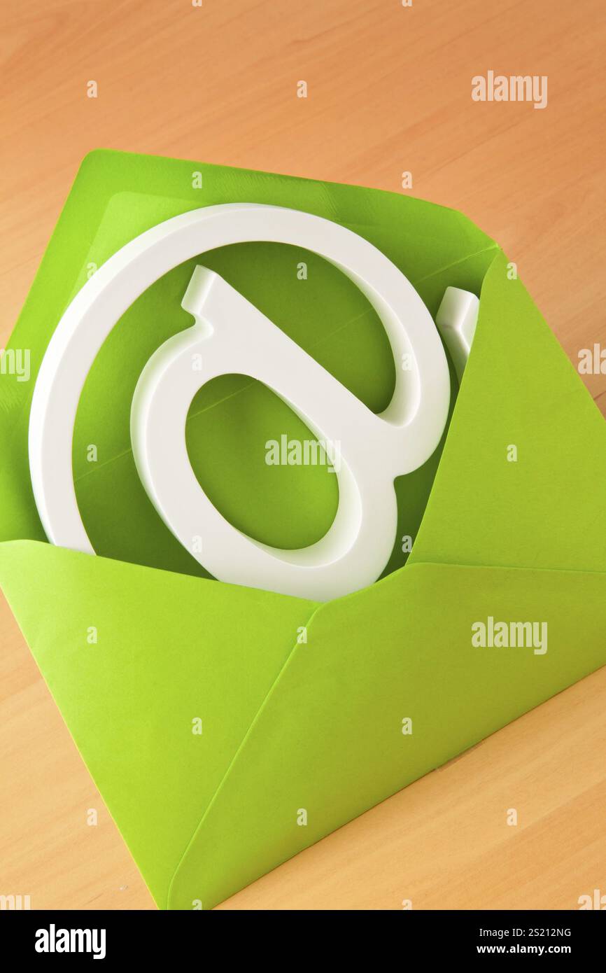 Il cartello e-mail è in una busta verde, il segno e-mail è in una busta verde. Austria Foto Stock