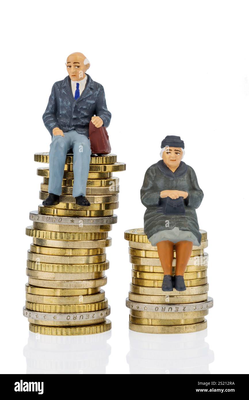 Pensionato e pensionato seduti su un mucchio di soldi, foto simbolica per la vecchiaia e disuguaglianza Austria Foto Stock