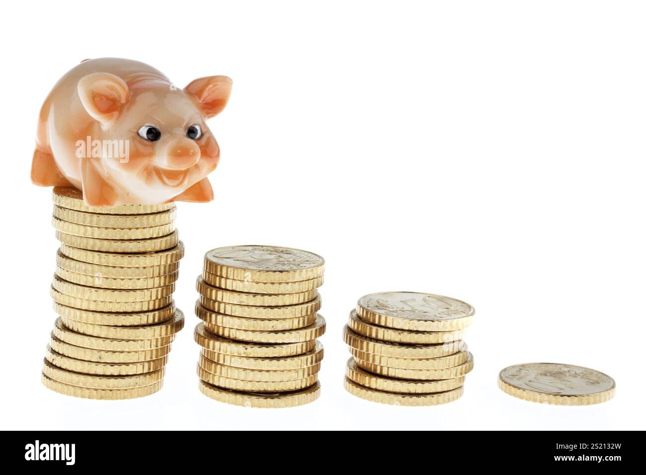 Pila di monete in euro con salvadanaio Austria Foto Stock