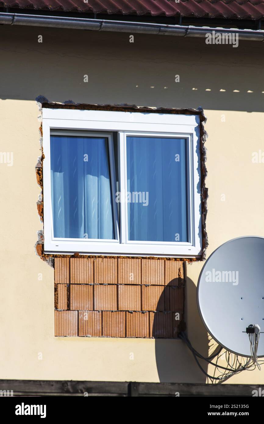 Lavori di ristrutturazione della finestra e dell'antenna parabolica dell'Austria Foto Stock