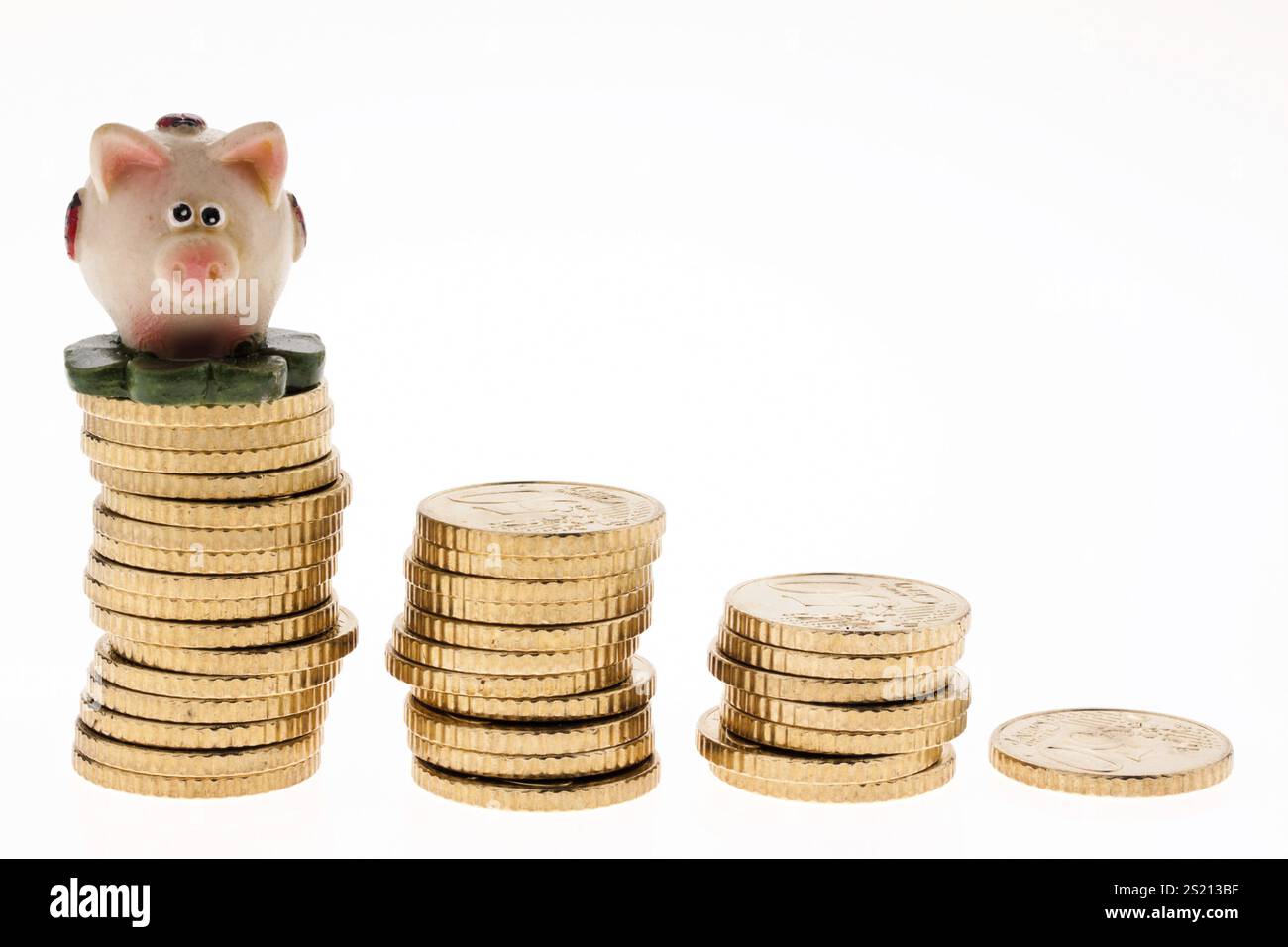 Pila di monete in euro con salvadanaio Austria Foto Stock