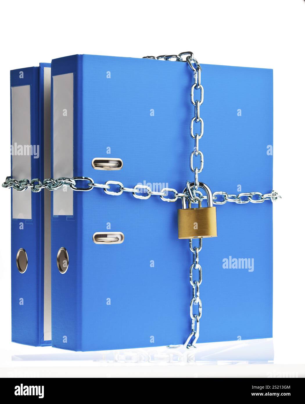 Una cartella di file bloccata con una catena e un lucchetto. Protezione dei dati e sicurezza dei dati. Austria Foto Stock