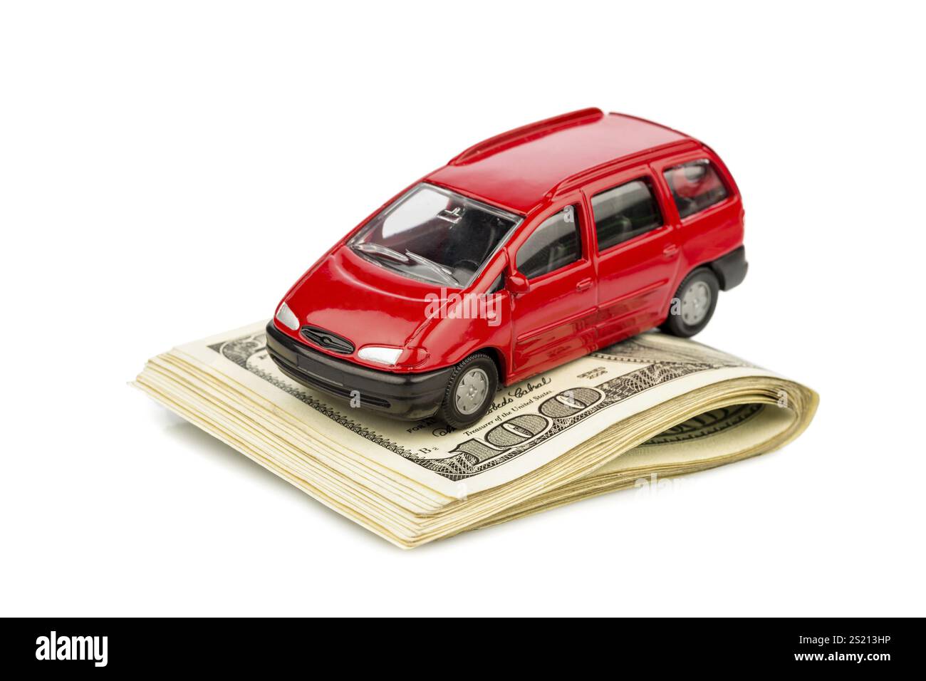 Un'auto è scritta su banconote da un dollaro. Costi per l'acquisto dell'auto, benzina, assicurazione e altri costi per l'auto Foto Stock