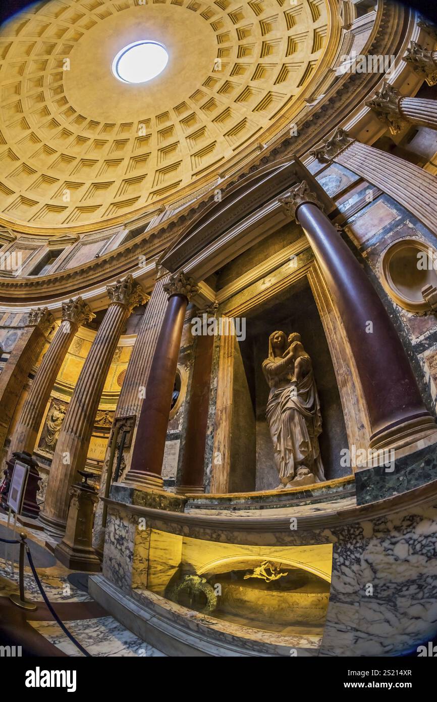 Italia, Roma, Pantheon. Tomba di Raffaello e cupola Austria, Europa Foto Stock