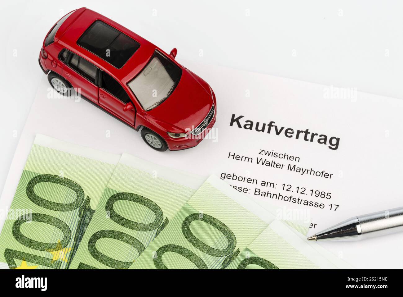 Un contratto di vendita per l'acquisto di un'auto da un concessionario. Auto nuove e usate Austria Foto Stock