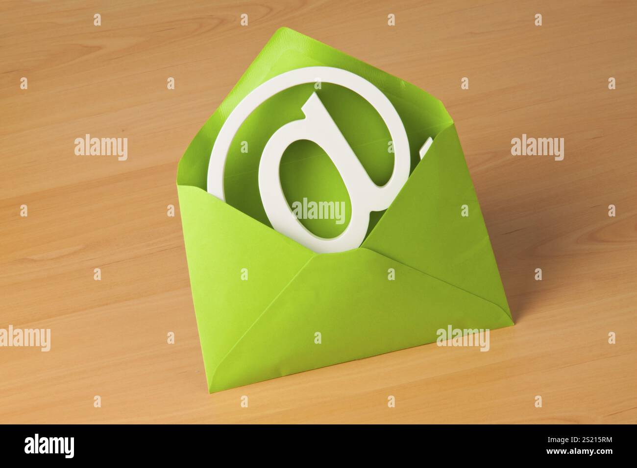 Il cartello e-mail è in una busta verde, il segno e-mail è in una busta verde. Austria Foto Stock