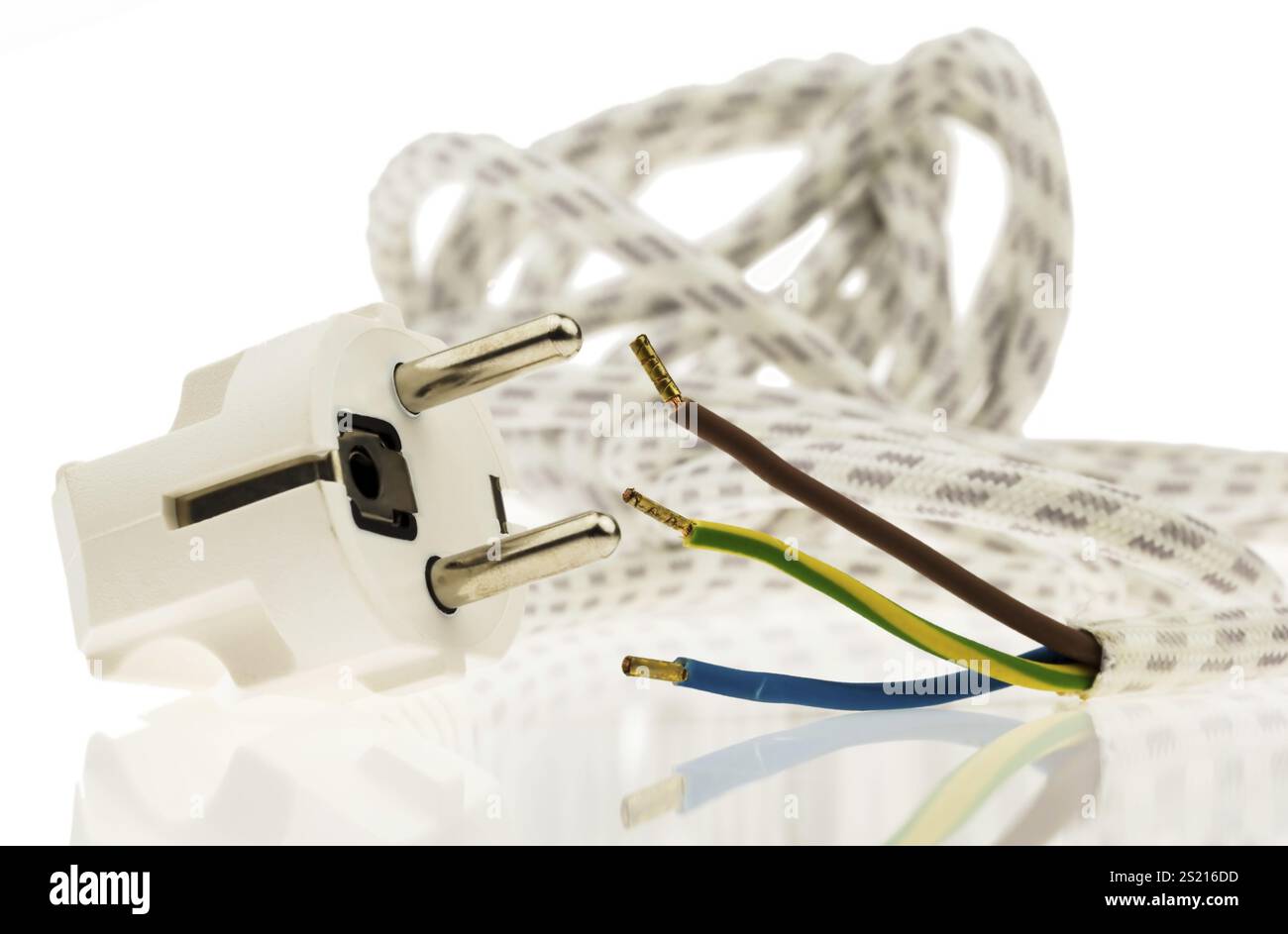 Un cavo di alimentazione con spina di alimentazione per l'energia elettrica. Elettricità in casa. Austria Foto Stock