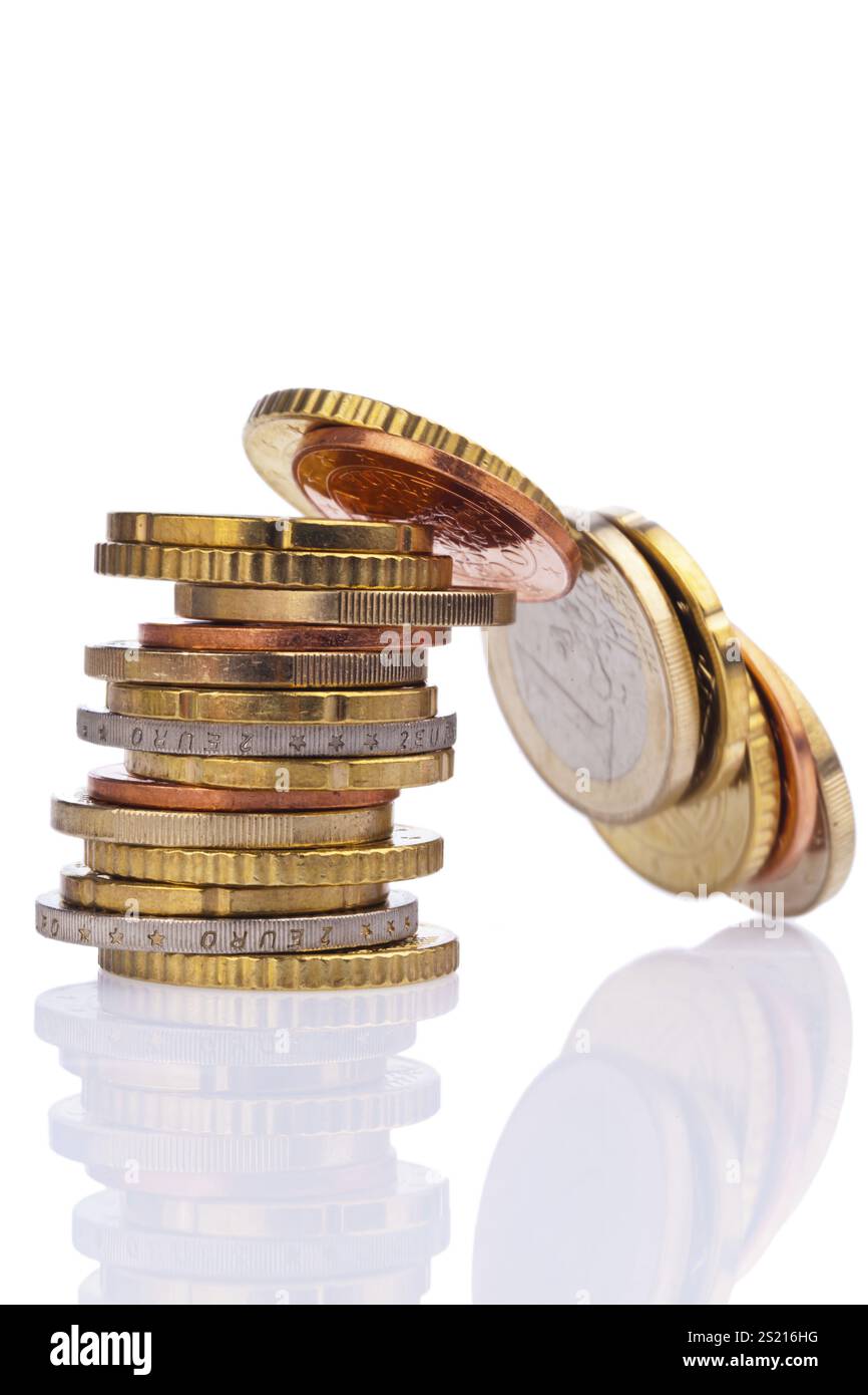 Una pila in caduta di monete da Eurocent. Ritagliato su sfondo bianco Austria Foto Stock