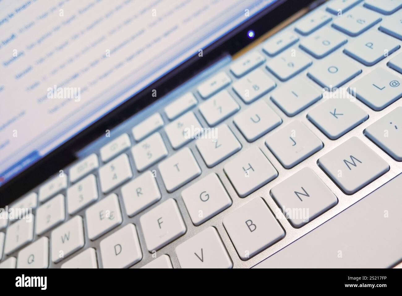 La tastiera di un computer davanti a uno schermo. Elaborazione dei dati e Internet Austria Foto Stock