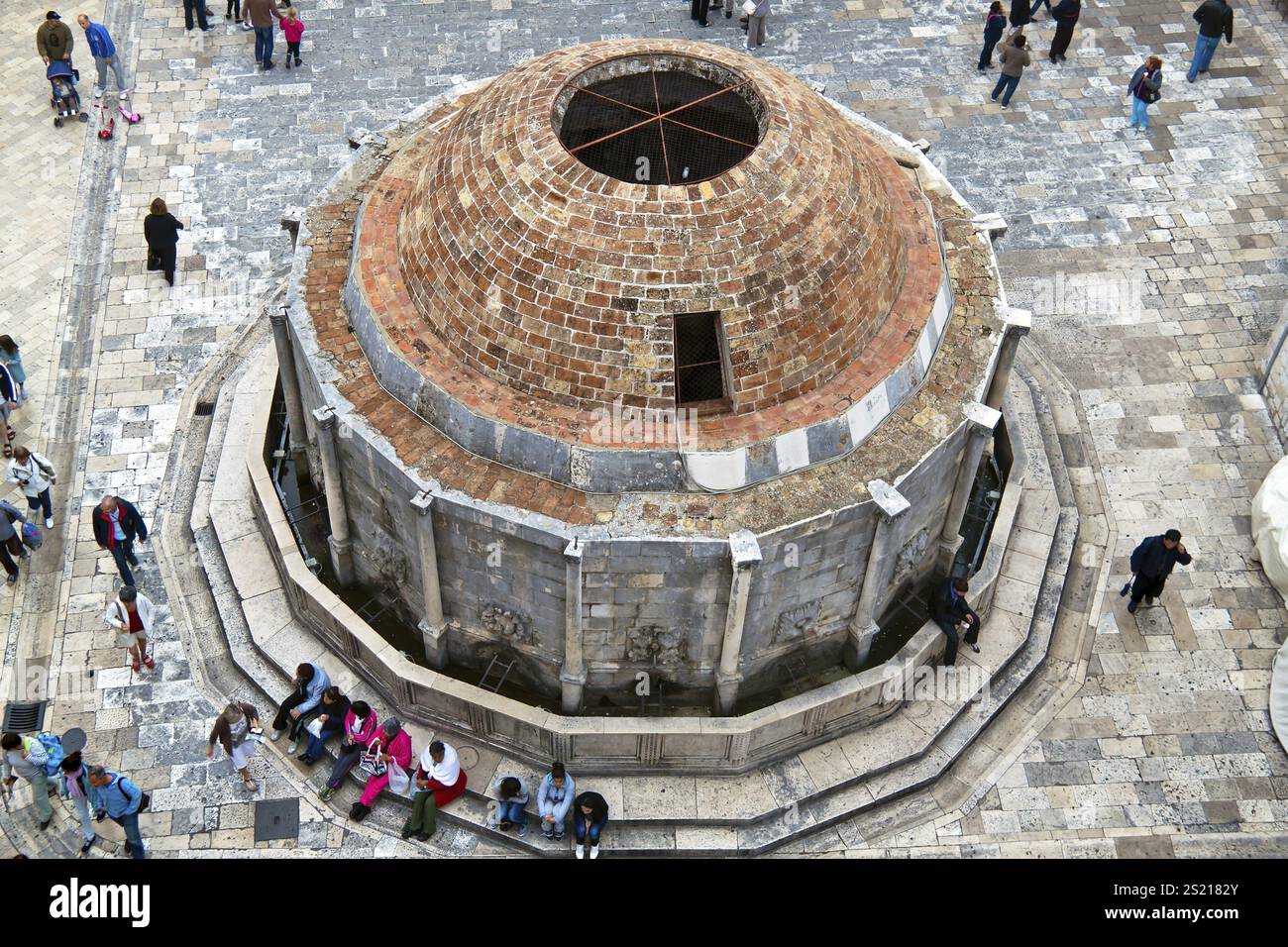 La città di Dubrovnik in Croazia. Sito patrimonio dell'umanità dell'UNESCO. Fontana di Onofrio in Austria Foto Stock