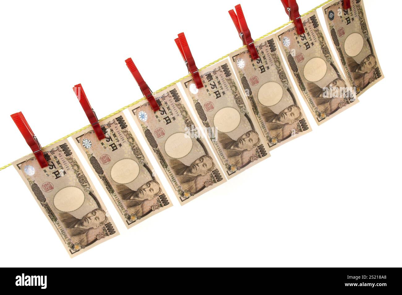 Simbolo del riciclaggio di denaro con YEN giapponesi sulla clothesline Austria Foto Stock