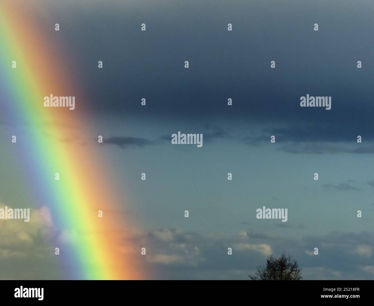 Dopo il maltempo e la pioggia, un arcobaleno porta gioia. Austria Foto Stock