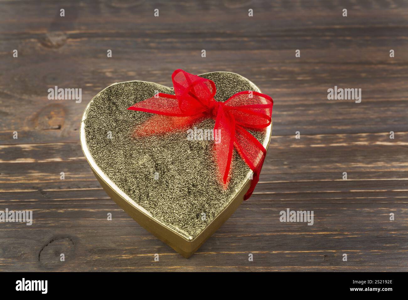 Una scatola per un regalo a forma di cuore. Foto simbolica per San Valentino, anniversario di matrimonio, fidanzamento Foto Stock