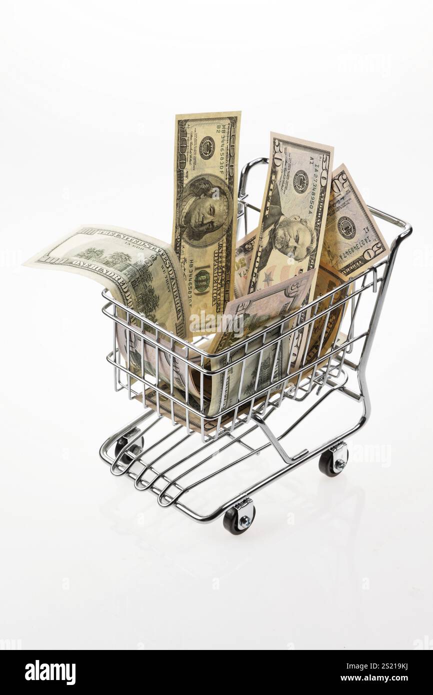 Banconote in dollari americani in un cestino della spesa Austria Foto Stock