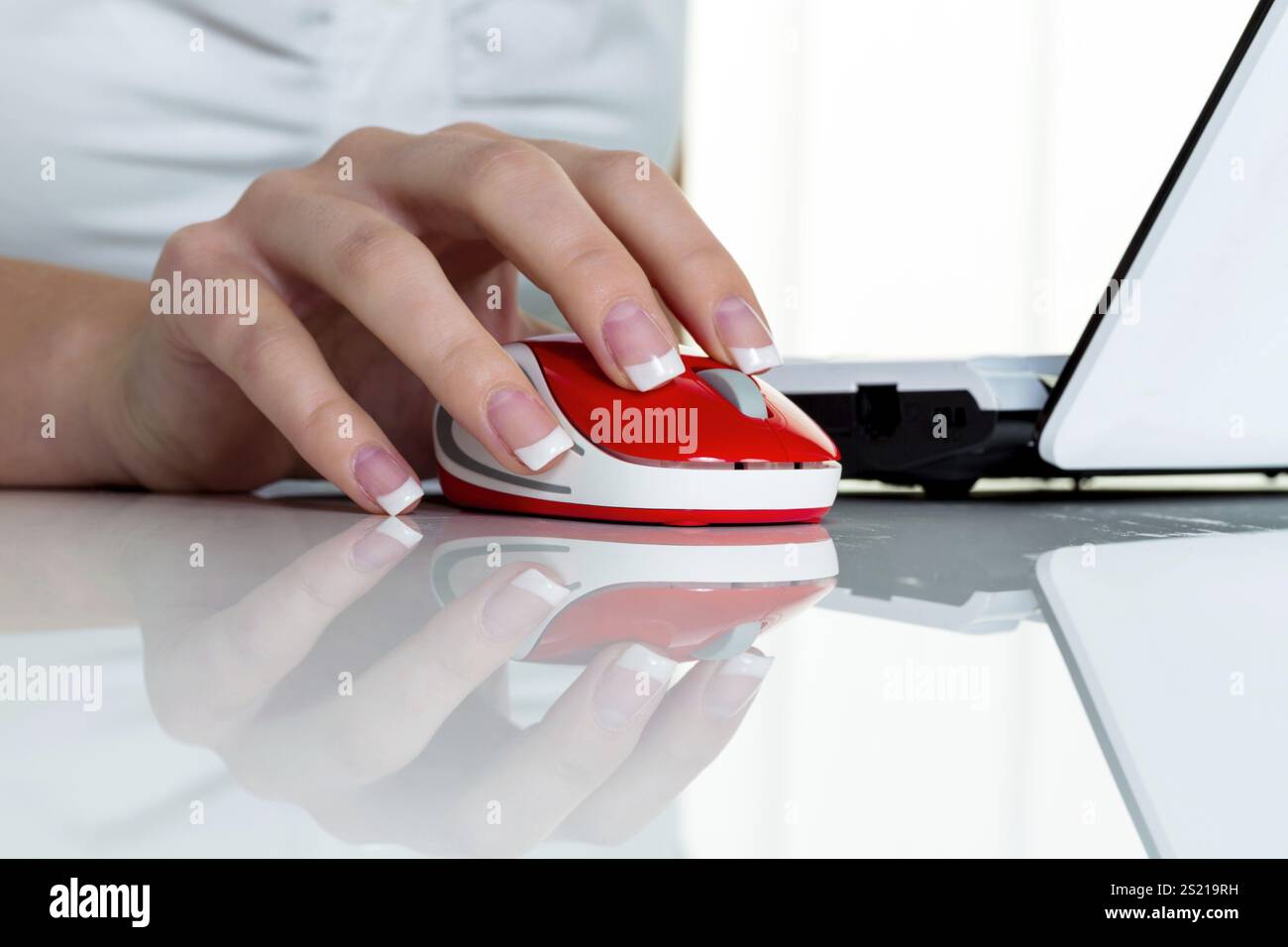 Donna in ufficio con mouse per computer. Corretta postura di lavoro in Austria Foto Stock