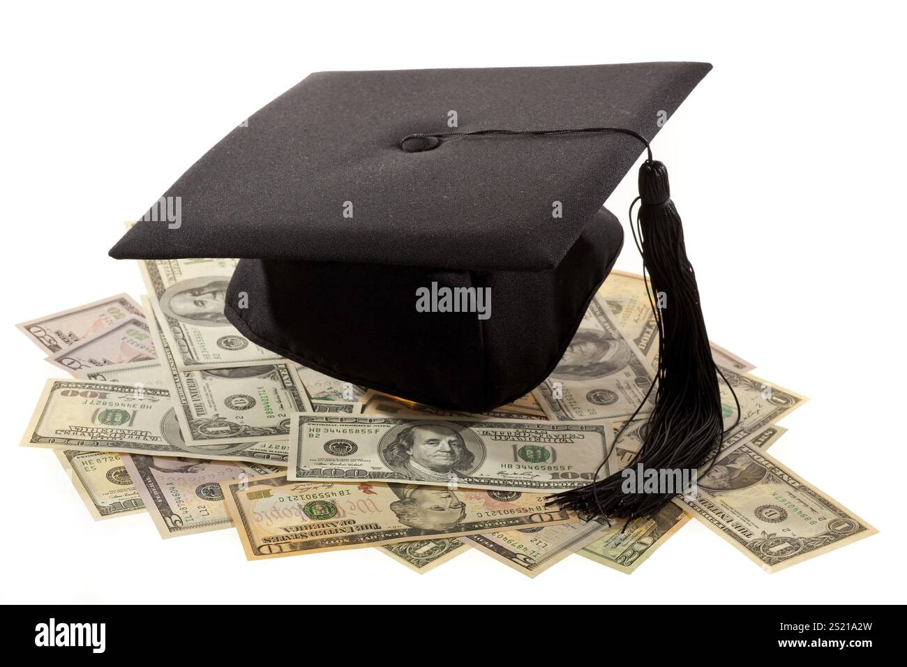 Cappello da medico e dollaro. Simbolo dei costi dell'istruzione in America Foto Stock