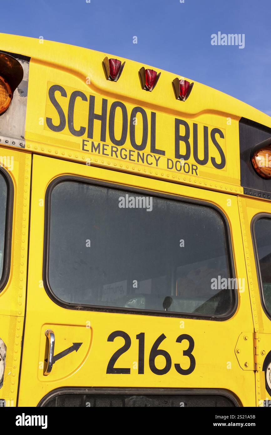 Un tipico scuolabus americano nel colore giallo dell'Austria Foto Stock