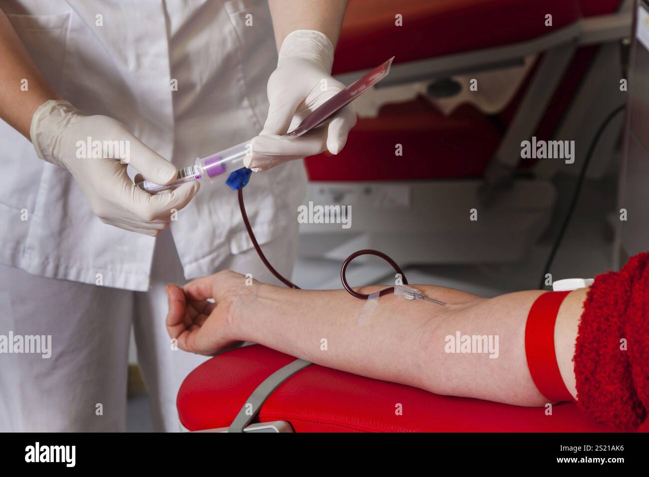 Infermiere e paziente che prelevano campioni di sangue. Donare sangue in un laboratorio del sangue. Austria Foto Stock