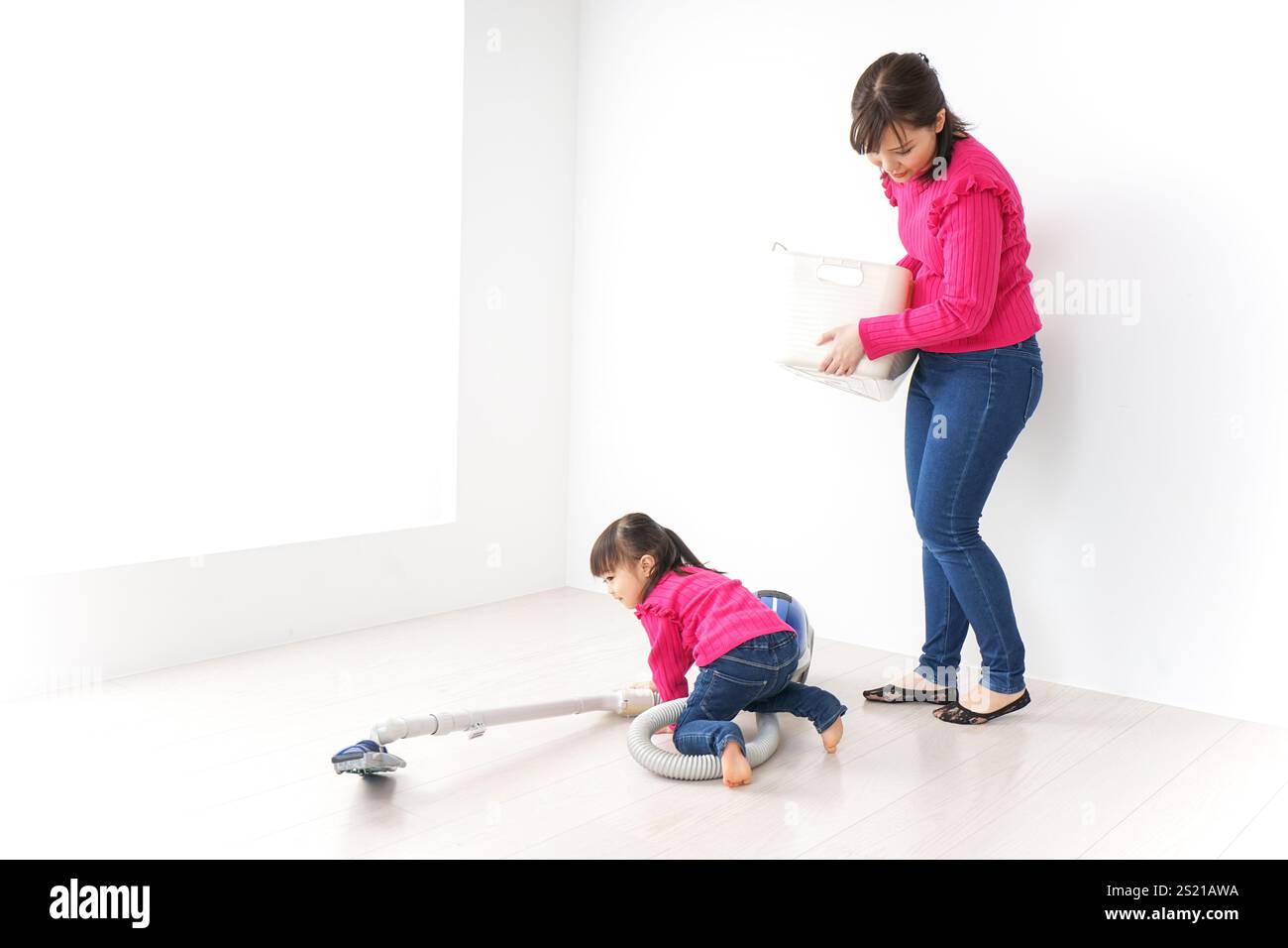 Bambini che aiutano nelle faccende domestiche Foto Stock