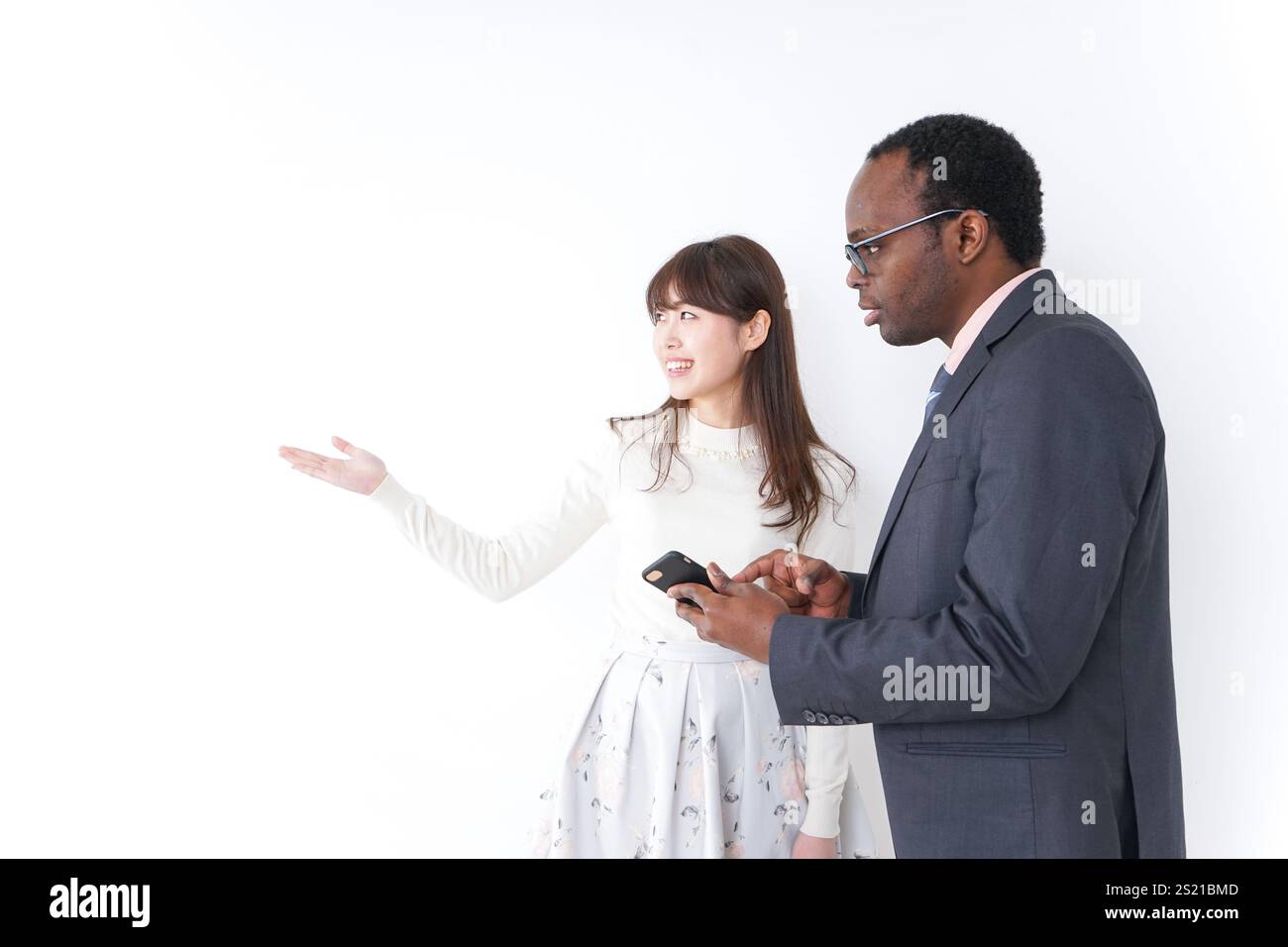 Giovane donna che dà indicazioni a uno straniero Foto Stock