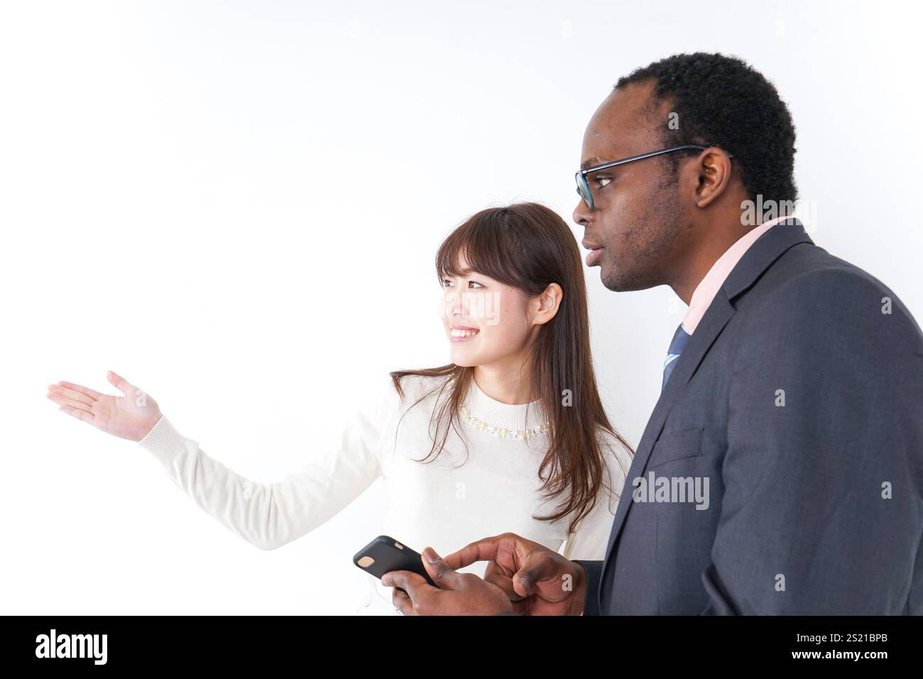 Giovane donna che dà indicazioni a uno straniero Foto Stock