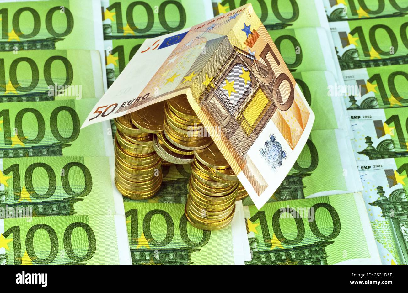 Una casa fatta di monete e banconote. Foto simbolo per la costruzione di case e società edile Austria Foto Stock