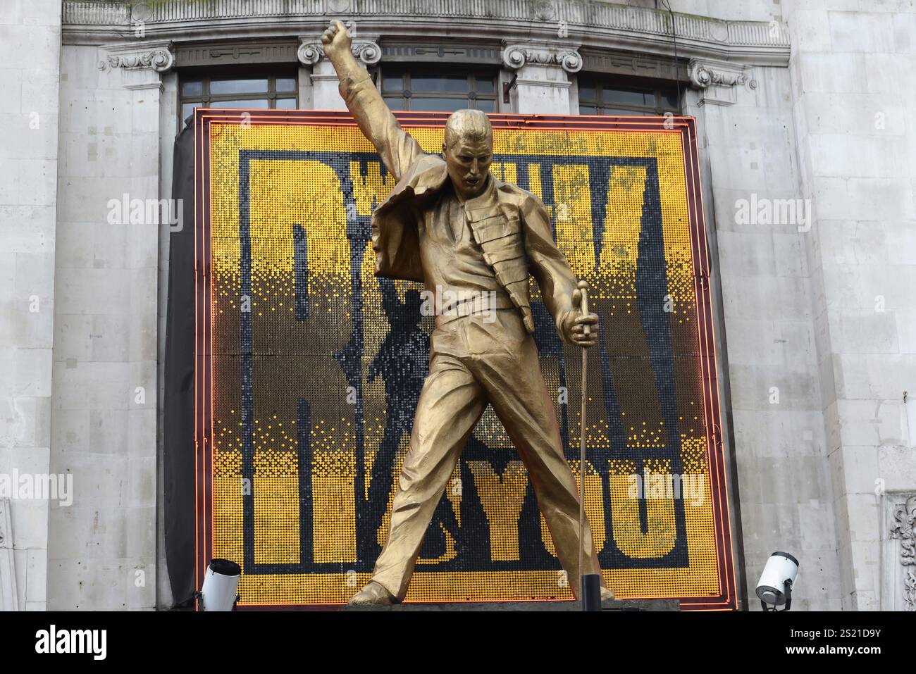 Freddie Mercury, monumentale figura pubblicitaria di fronte al Dominion Theatre per il musical We Will Rock You, Londra, Londra, regione di Londra, Golde Foto Stock
