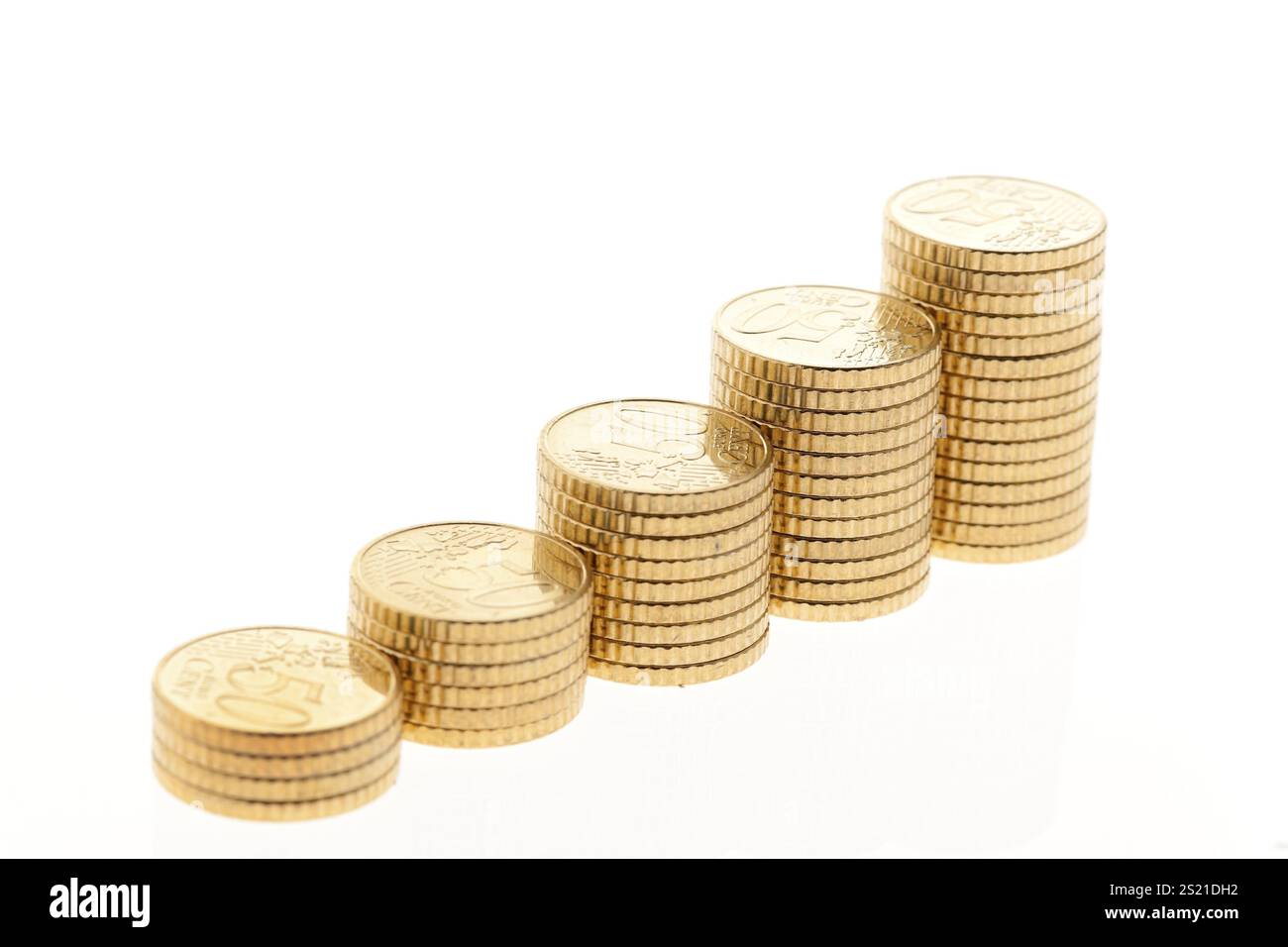 Alcune pile di monete in euro su sfondo bianco Austria Foto Stock