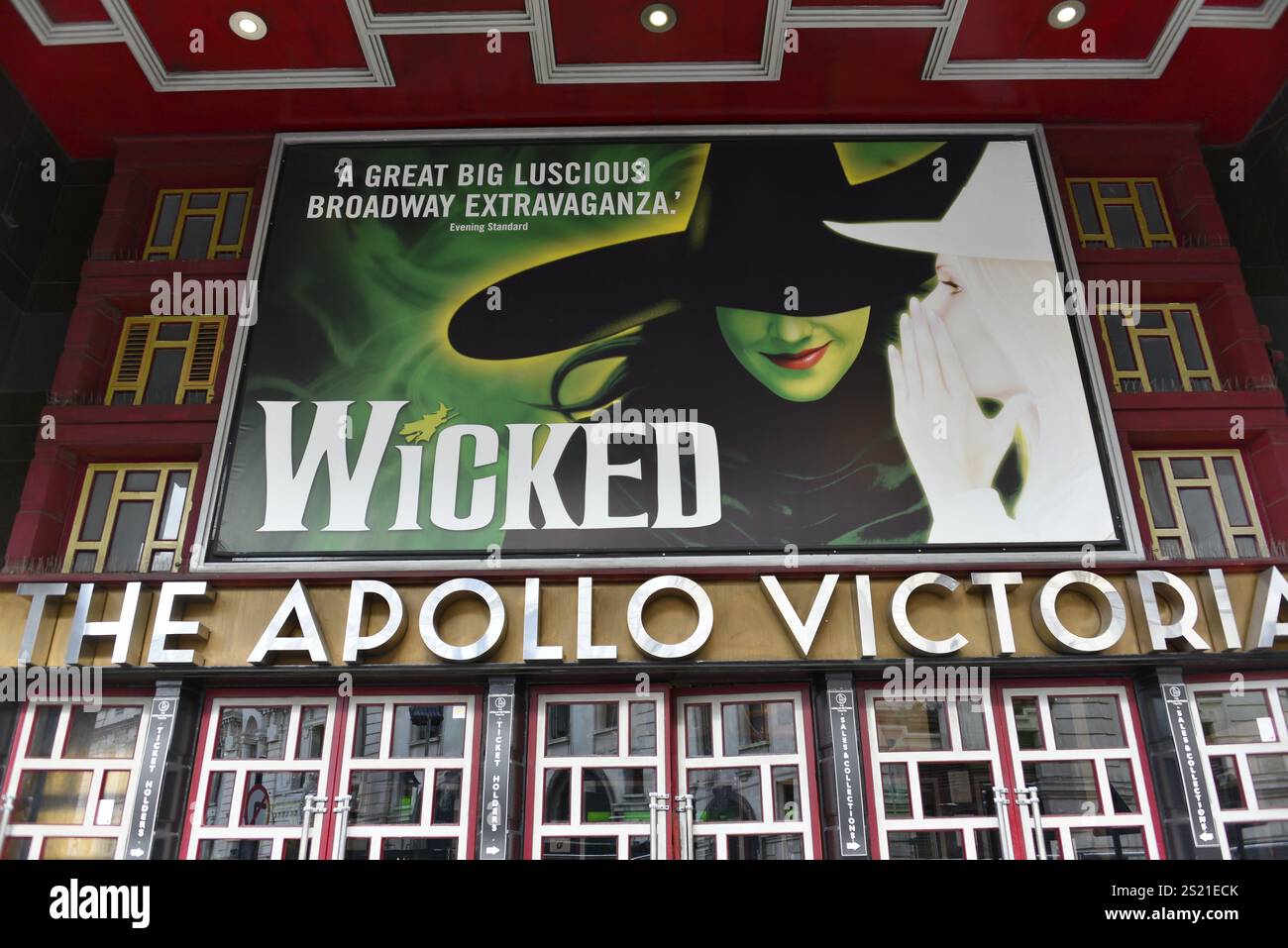 Teatro davanti all'Apollo Victoria con grande poster per lo spettacolo "Wicked", Londra, regione di Londra, Inghilterra, Regno Unito, Europa Foto Stock