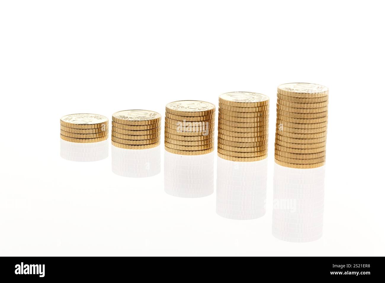 Alcune pile di monete in euro su sfondo bianco Austria Foto Stock