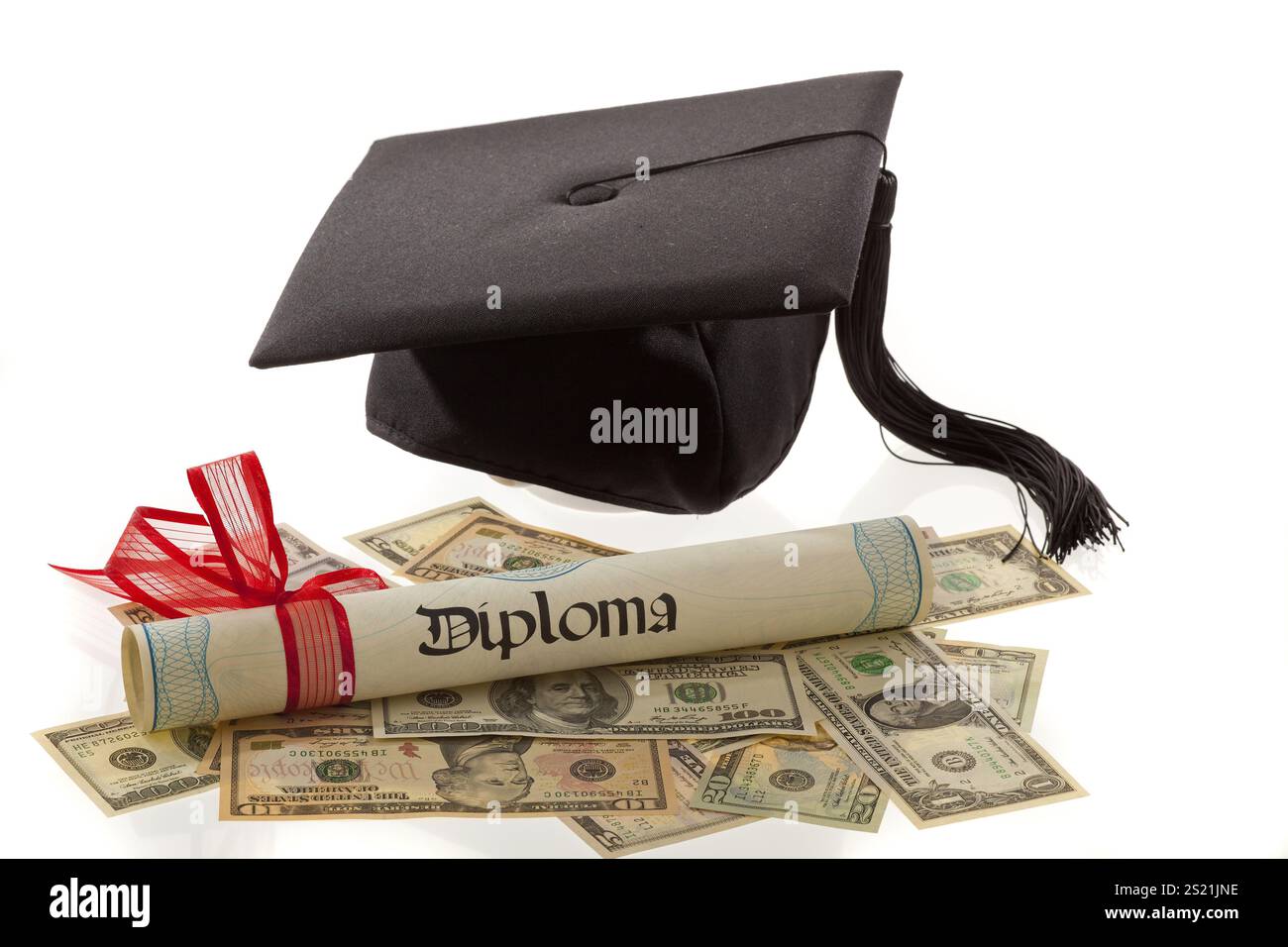 Cappello da medico e dollaro. Simbolo dei costi dell'istruzione in America Foto Stock
