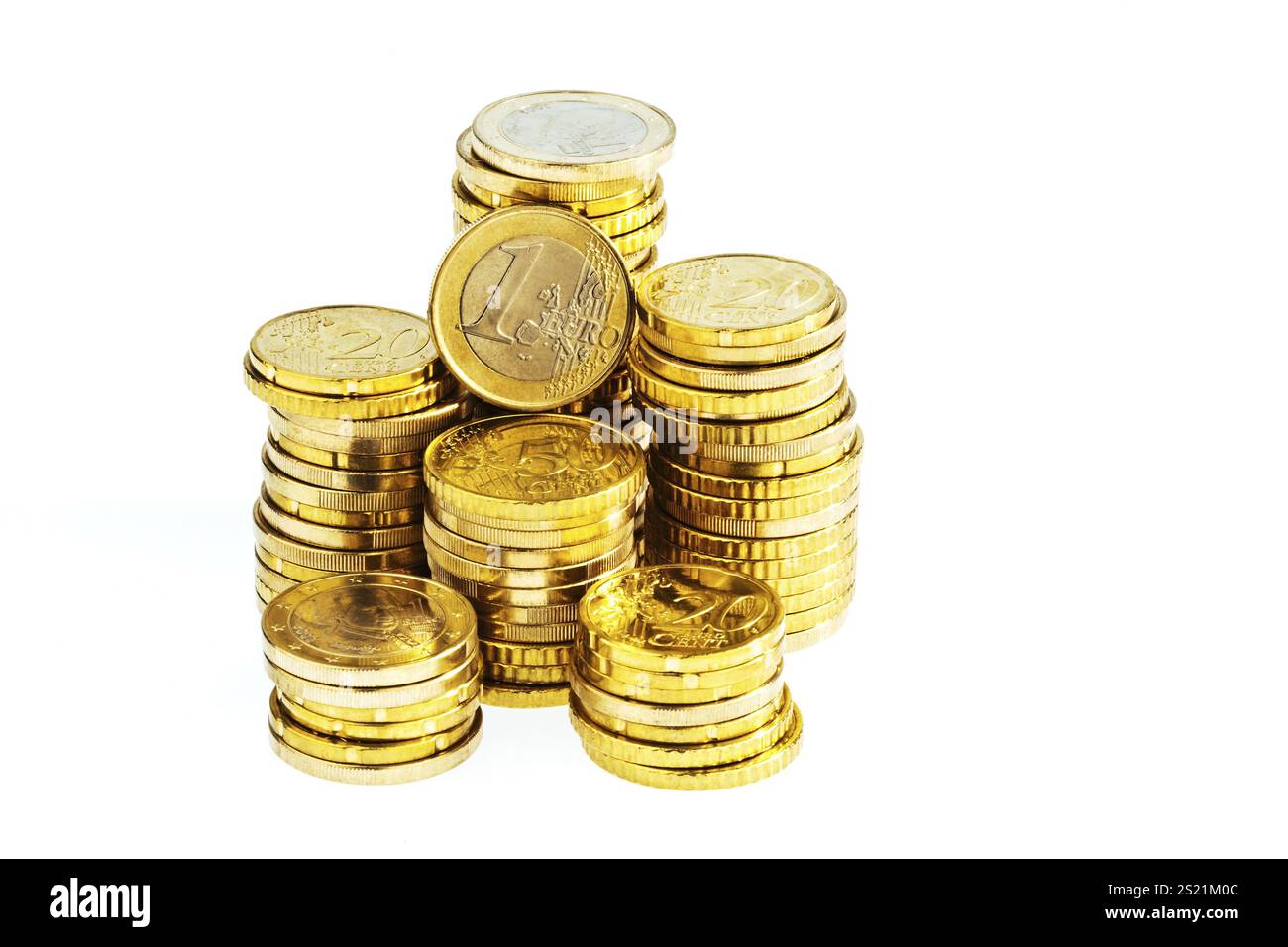 Una pila di monete in euro su sfondo bianco. Austria Foto Stock