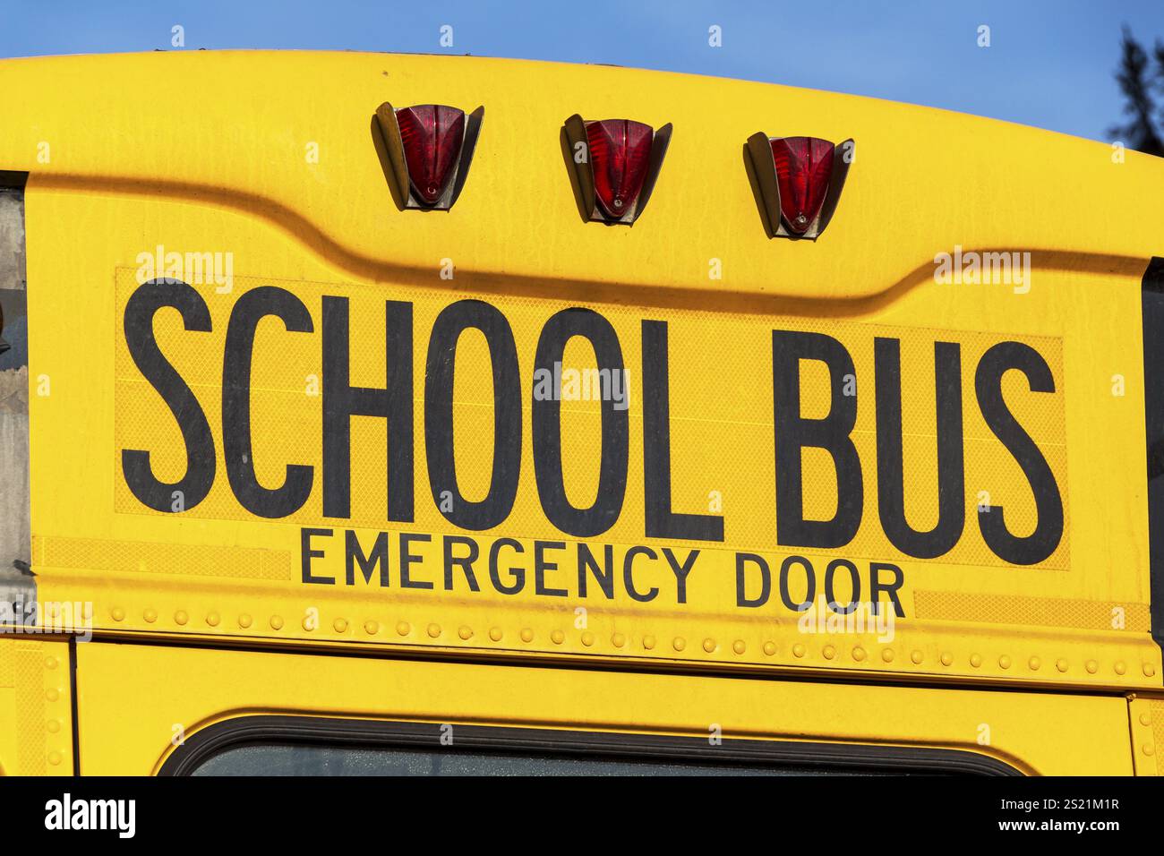Un tipico scuolabus americano nel colore giallo dell'Austria Foto Stock Un tipico scuolabus americano nel colore giallo dell'Austria Foto Stock