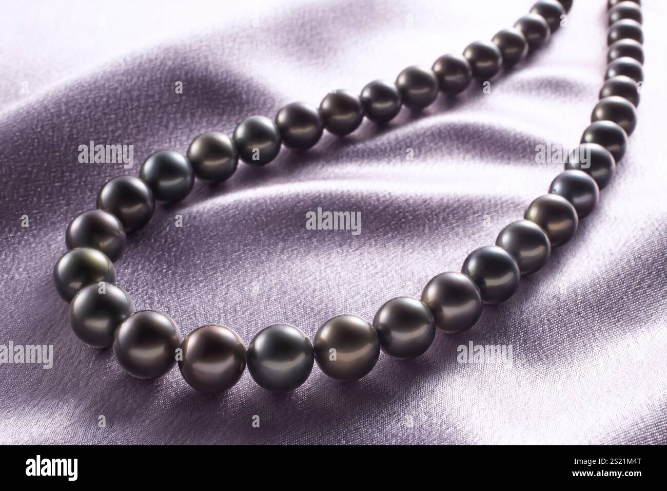 Collana nera con perle a farfalla Foto Stock