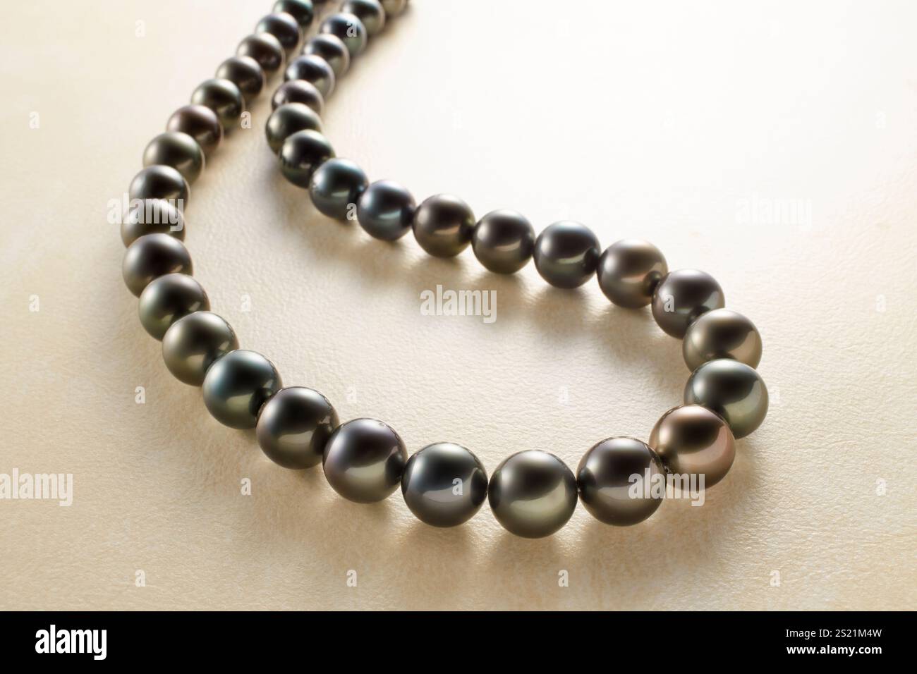 Collana nera con perle a farfalla Foto Stock