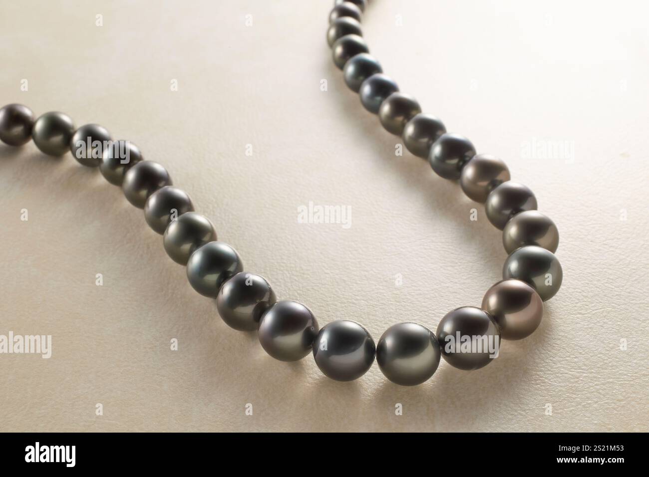 Collana nera con perle a farfalla Foto Stock