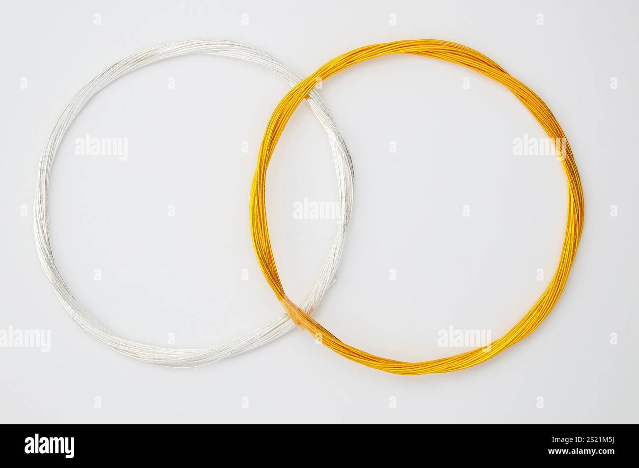 Oro e argento Mizuhiki (corde di carta legate intorno a un regalo avvolto) Foto Stock