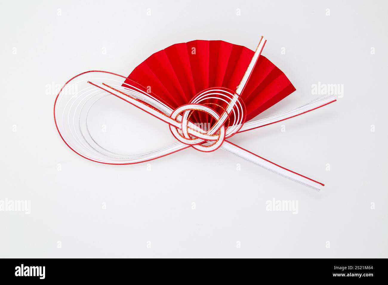 Ventaglio rosso e bianco Mizuhiki (corde di carta legate intorno a un regalo avvolto) Foto Stock