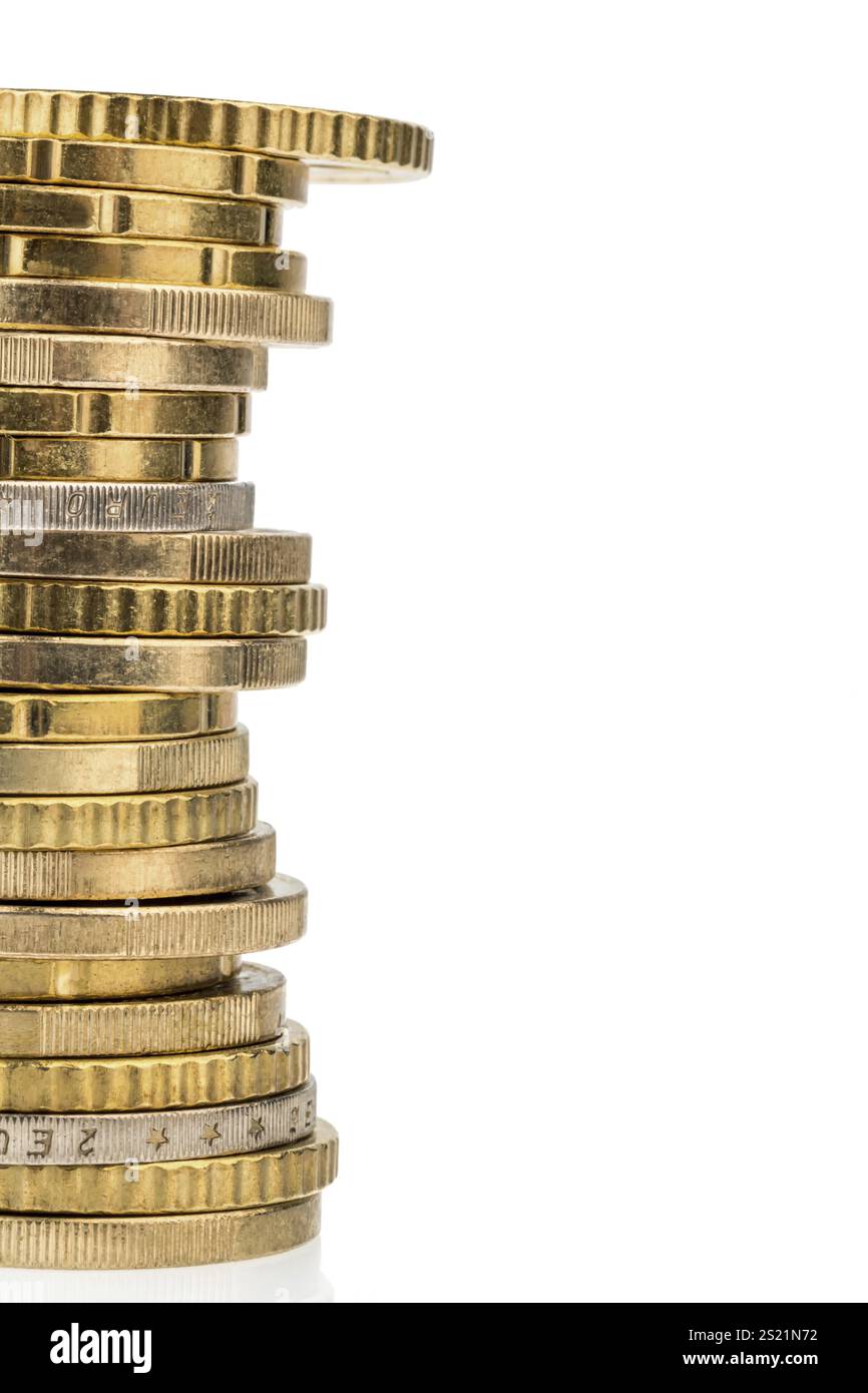 Una pila di monete davanti a uno sfondo bianco Foto Stock