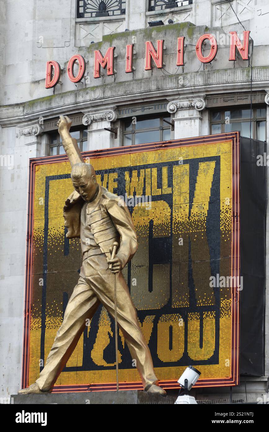 Freddie Mercury, monumentale figura pubblicitaria di fronte al Dominion Theatre per il musical We Will Rock You, Londra, Londra, regione di Londra, Golde Foto Stock