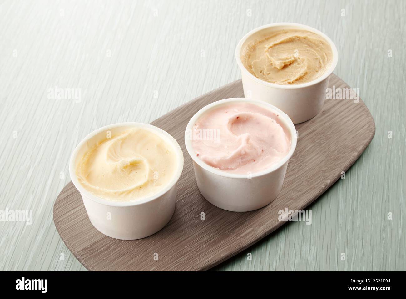 Gelato (vaniglia, fragole e hojicha) Foto Stock Gelato (vaniglia, fragole e hojicha) Foto Stock