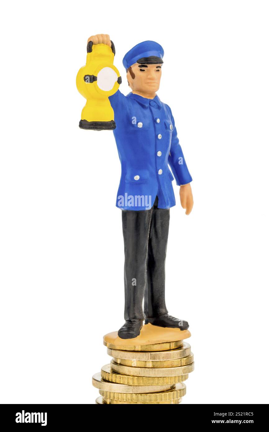 Dipendente della ferrovia in piedi su un mucchio di soldi. Su sfondo bianco Foto Stock