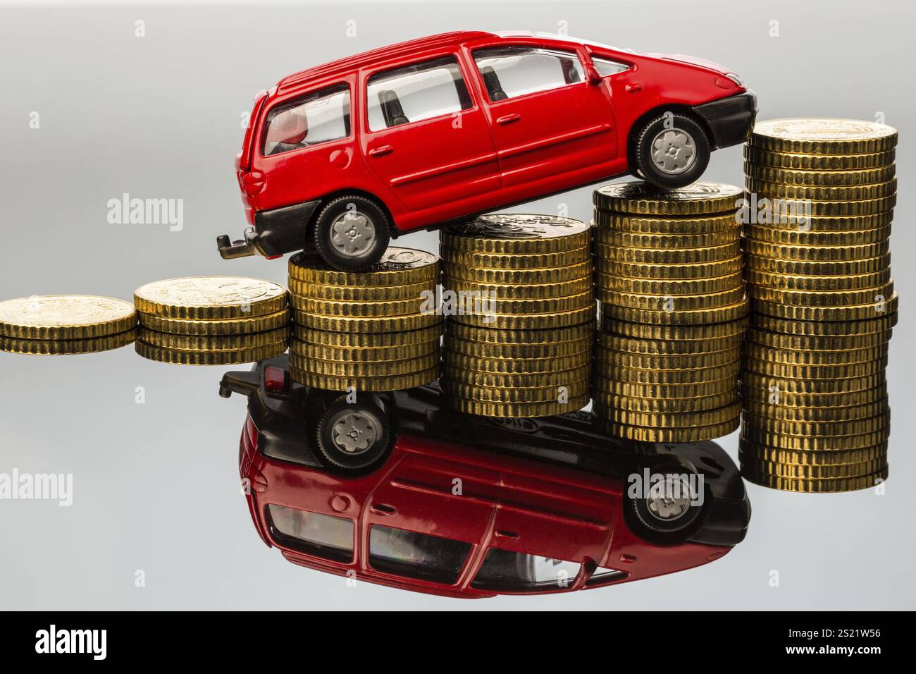 Con un'auto, i costi aumentano a causa della benzina, dell'assicurazione, dei costi di parcheggio e dei pedaggi Foto Stock