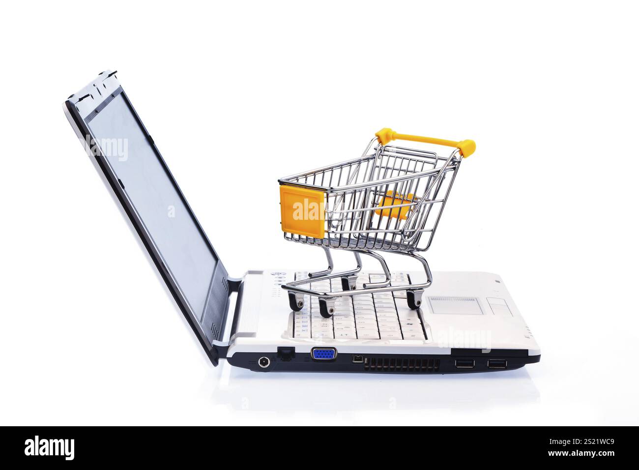 Un carrello e una tastiera per computer. Foto simbolica Online Shopping Austria Foto Stock