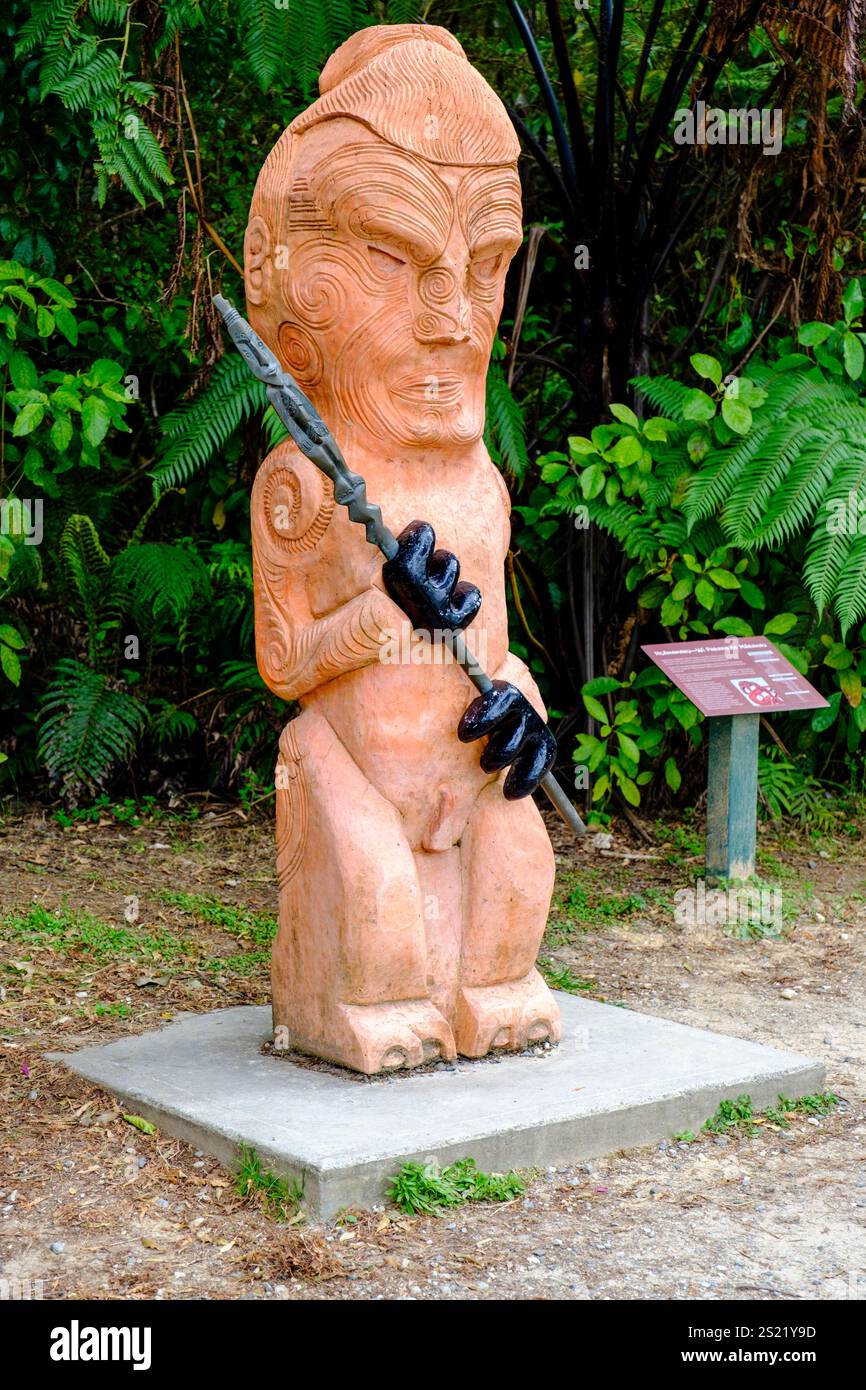 POU Whenua, palo di sculture in legno Maori raffigurante Ngamamaku-Wi Parana, Marahau capo di te Atiawa, Coast Track, Abel Tasman National Park, nuova Zelanda Foto Stock