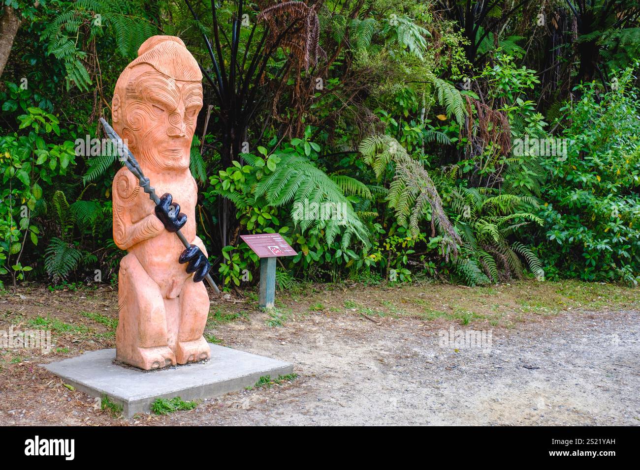 POU Whenua, palo di sculture in legno Maori raffigurante Ngamamaku-Wi Parana, Marahau capo di te Atiawa, Coast Track, Abel Tasman National Park, nuova Zelanda Foto Stock