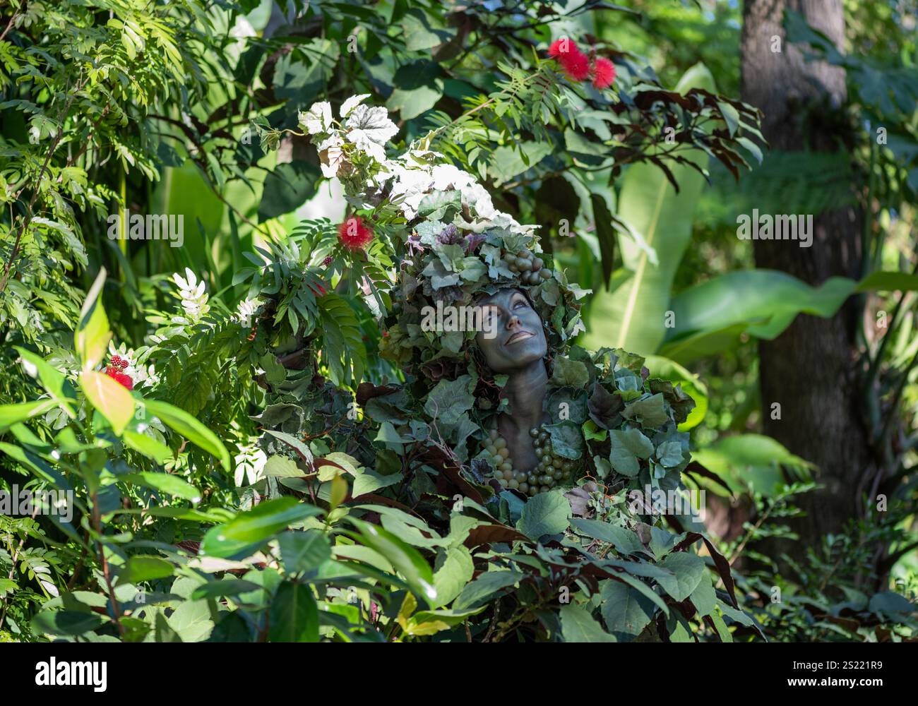 Orlando, Florida USA - 13 dicembre 2017: Divine at Disney's Animal Kingdom è alto circa 4 metri ed è arroccato su palafitte avvolte da vigne ornate Foto Stock