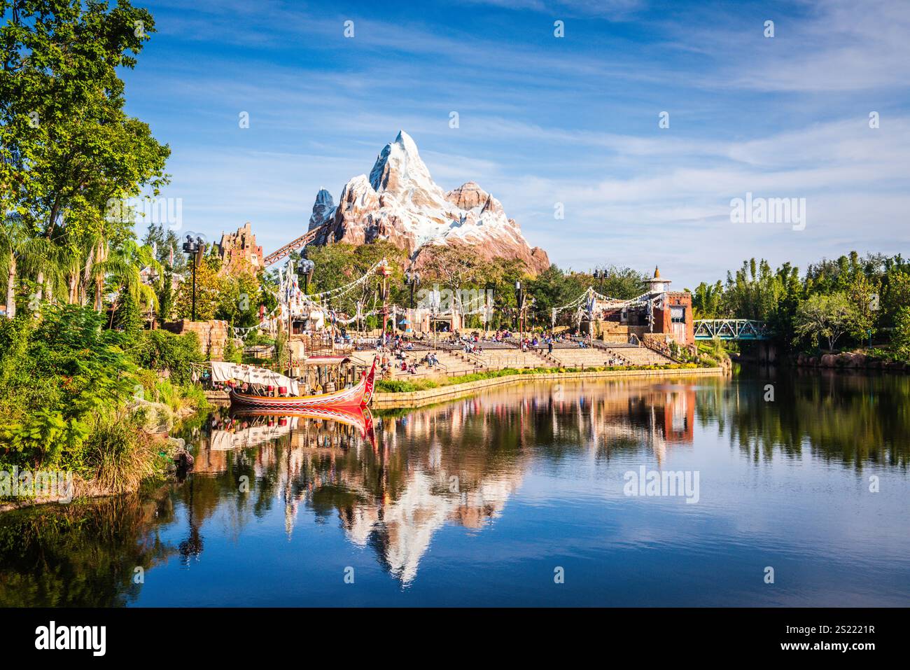 Orlando, Florida USA - 16 dicembre 2017: Expedition Everest è un'montagne russe in acciaio a tema montano presso il Regno degli animali a Disney World. Foto Stock