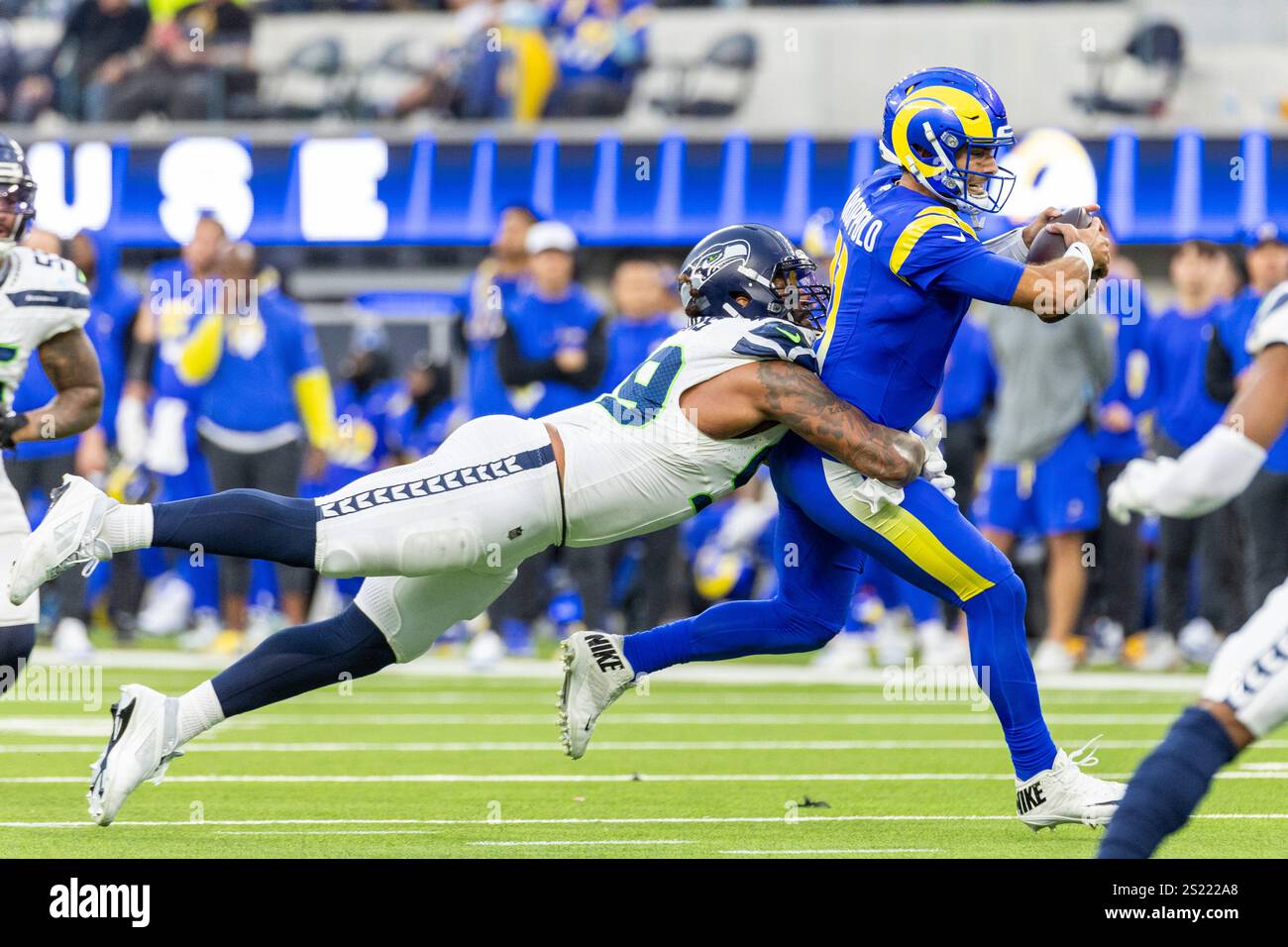 Los Angeles, Stati Uniti. 5 gennaio 2025. Il quarterback dei Los Angeles Rams Jimmy Garoppolo (R) è placcato dal defensive end dei Seattle Seahawks Leonard Williams (L) durante una partita di football al SoFi Stadium. Punteggio finale : Seattle Seahawks 30:25 Los Angeles Rams credito: SOPA Images Limited / Alamy Live News Foto Stock