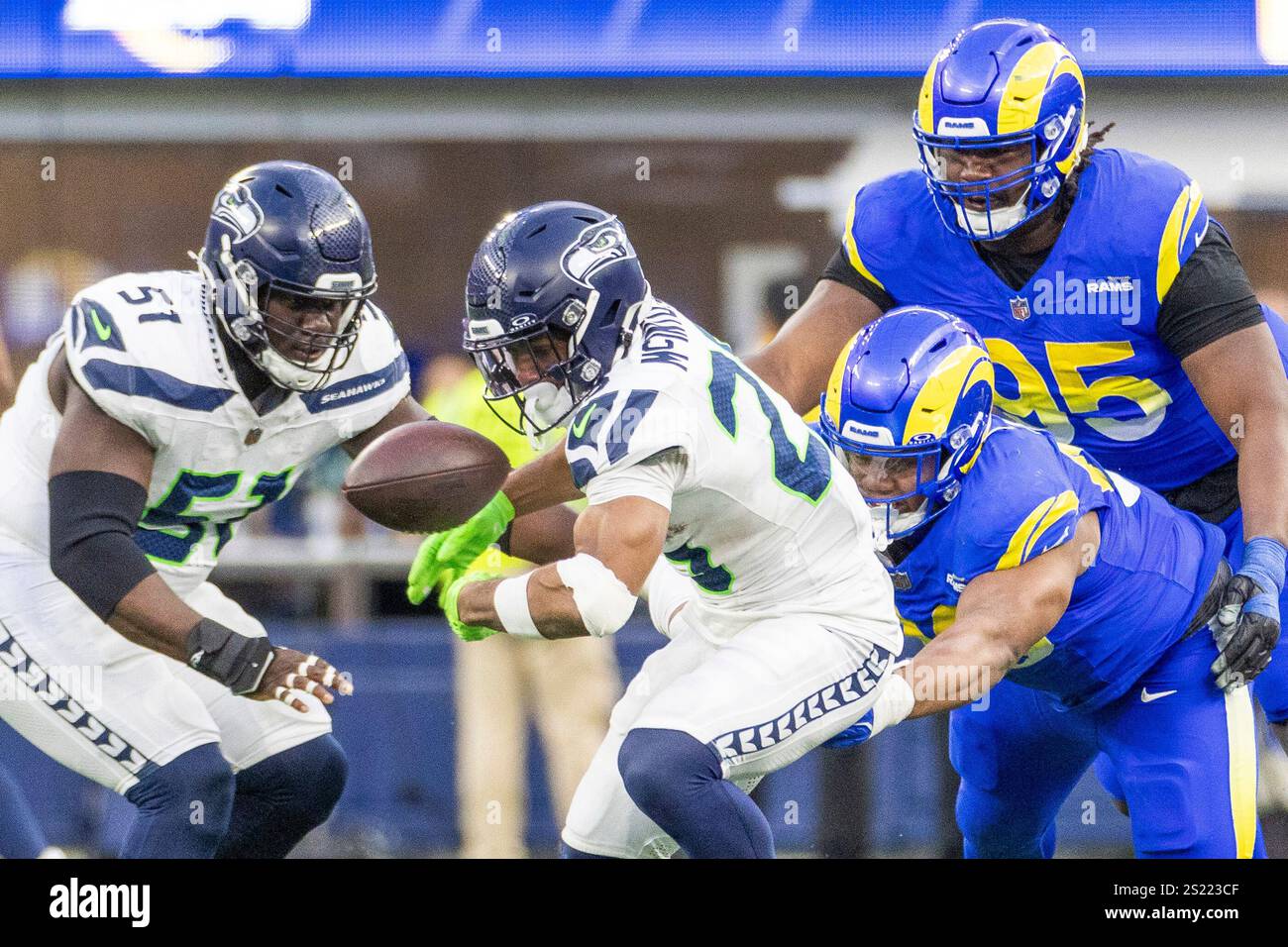 Los Angeles, Stati Uniti. 5 gennaio 2025. Il defensive end dei Los Angeles Rams Tyler Davis (2nd R) ha sbagliato un passaggio destinato al running back dei Seattle Seahawks Kenny McIntosh (2nd L) durante una partita di football al SoFi Stadium. Punteggio finale : Seattle Seahawks 30:25 Los Angeles Rams (foto di Ringo Chiu/SOPA Images/Sipa USA) credito: SIPA USA/Alamy Live News Foto Stock